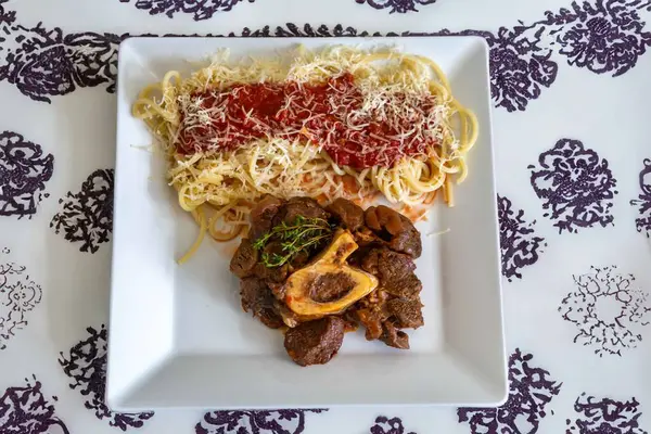 Ossobuco soslu geleneksel spagetti.