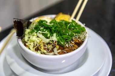 Geleneksel Japon eriştesi veya sebze suyu, ızgara domuz eti, doğu eriştesi ve klasik Japon mutfağı baharatları.
