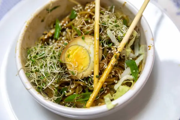 Geleneksel Japon eriştesi veya sebze suyu, ızgara domuz eti, doğu eriştesi ve klasik Japon mutfağı baharatları.