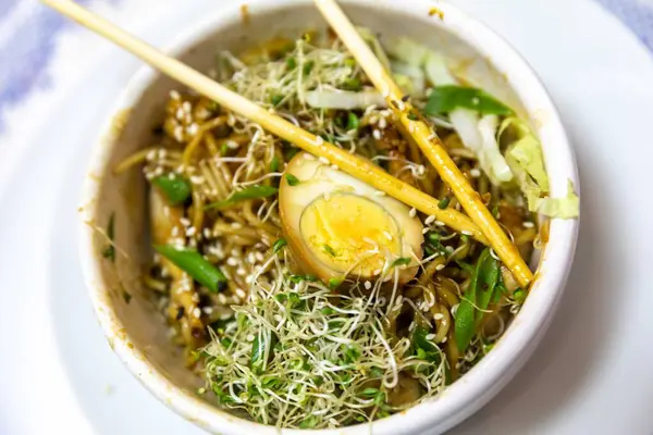 Geleneksel Japon eriştesi veya sebze suyu, ızgara domuz eti, doğu eriştesi ve klasik Japon mutfağı baharatları.