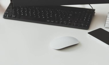 Üst görünümde temiz ve organize ofis masası metin için boşluk ile