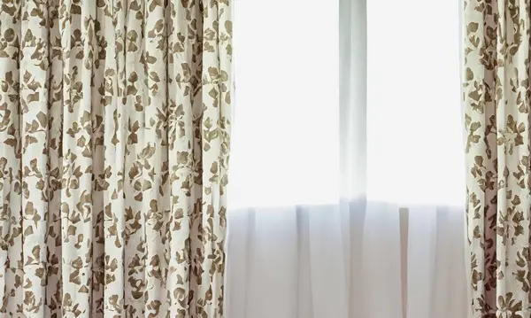 Dekoratörler ve mimarlar tarafından tasarlanmış minimalist tam çerçeve perdesi