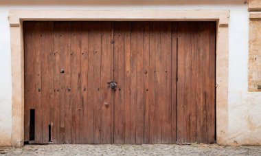 Tam çerçeveli eski ahşap kapı ve metin için boş alan