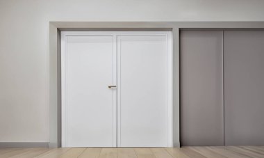 Beyaz duvar iç tasarımında minimalist modern kapı