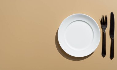 Tabak ve çatal bıçak seti arka planda izole edildi.