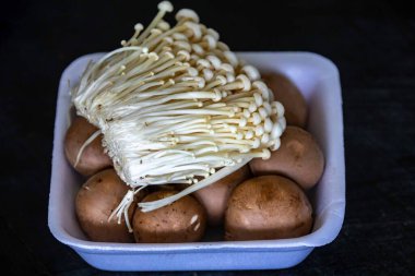 Enokitake olarak bilinen Enoki mantarı Flammulina velutipes, doğu mutfağında yaygın olarak kullanılan bir çeşitliliktir..