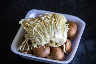 Enokitake olarak bilinen Enoki mantarı Flammulina velutipes, doğu mutfağında yaygın olarak kullanılan bir çeşitliliktir..