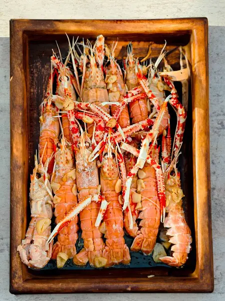 Köy metodunu kullanarak kızartılmış taze kerevit.