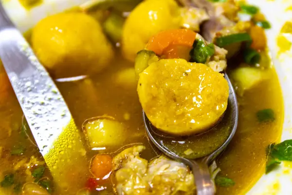 Vori-vori ya da bori-bori olarak bilinen ikonik ve geleneksel Paraguay çorbası dünyanın en iyi çorbasıdır. Soğuk kış geceleri için özel çorba..