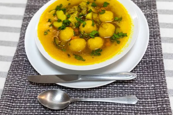 Vori-vori ya da bori-bori olarak bilinen ikonik ve geleneksel Paraguay çorbası dünyanın en iyi çorbasıdır. Soğuk kış geceleri için özel çorba..