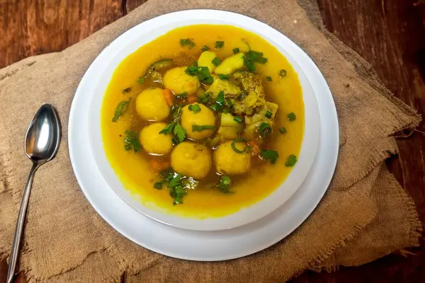 Vori-vori ya da bori-bori olarak bilinen ikonik ve geleneksel Paraguay çorbası dünyanın en iyi çorbasıdır. Soğuk kış geceleri için özel çorba..