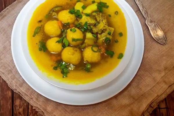 Vori-vori ya da bori-bori olarak bilinen ikonik ve geleneksel Paraguay çorbası dünyanın en iyi çorbasıdır. Soğuk kış geceleri için özel çorba..