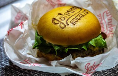 Brezilya, 30 Mayıs 2025. Klasik Johnny Rockets sandviçi, domuz pastırması ve salata.