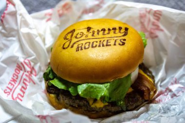 Brezilya, 30 Mayıs 2025. Klasik Johnny Rockets sandviçi, domuz pastırması ve salata.
