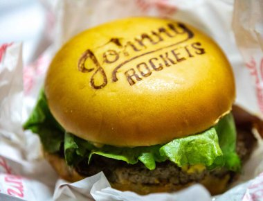Brezilya, 30 Mayıs 2025. Klasik Johnny Rockets sandviçi, domuz pastırması ve salata.