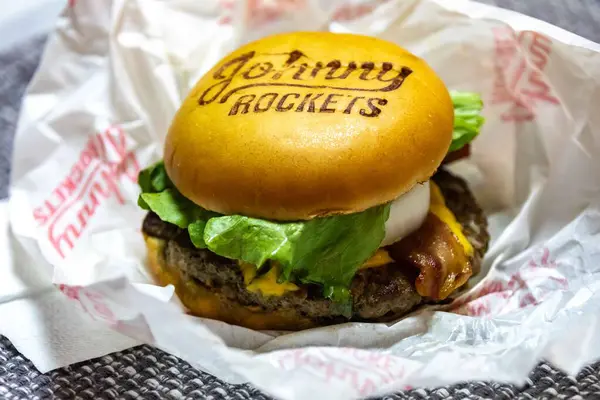 Brezilya, 30 Mayıs 2025. Klasik Johnny Rockets sandviçi, domuz pastırması ve salata.