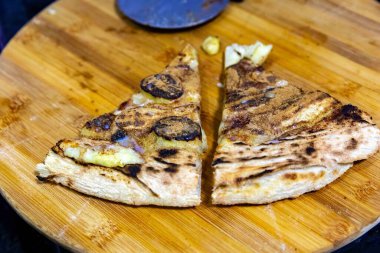 Tarçınlı ve konsantre sütle geleneksel Brezilya usulü muzlu pizza. Dünyanın en iyi pizzası.