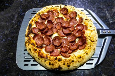 Geleneksel Brezilya Calabrian sosisli pizzası. Brezilya yemekleri, gerçek yemekler.