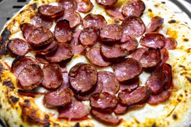 Geleneksel Brezilya Calabrian sosisli pizzası. Brezilya yemekleri, gerçek yemekler.