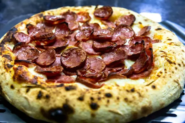 Geleneksel Brezilya Calabrian sosisli pizzası. Brezilya yemekleri, gerçek yemekler.