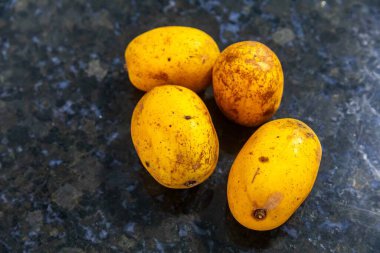 Spondias dulcis, Anacardiaceae familyasının Caj-manga, caj, cajarana, tapereb-do-serto ve caj-ano adlarıyla bilinen bir türü..