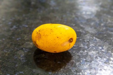 Spondias dulcis, Anacardiaceae familyasının Caj-manga, caj, cajarana, tapereb-do-serto ve caj-ano adlarıyla bilinen bir türü..
