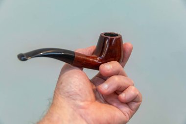 Seçici odak ve pürüzsüz arka planda konforlu bir boru.