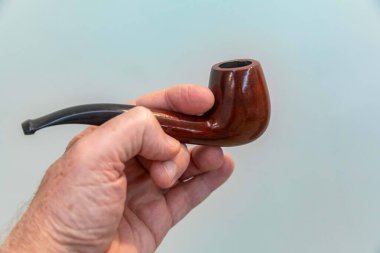 Seçici odak ve pürüzsüz arka planda konforlu bir boru.