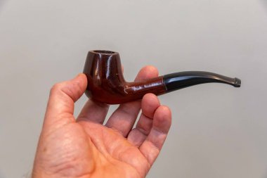 Seçici odak ve pürüzsüz arka planda konforlu bir boru.