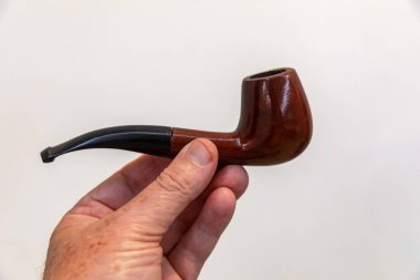 Seçici odak ve pürüzsüz arka planda konforlu bir boru.