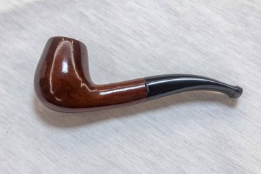 Seçici odak ve pürüzsüz arka planda konforlu bir boru.