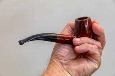 Seçici odak ve pürüzsüz arka planda konforlu bir boru.