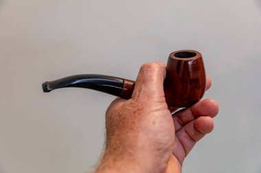 Seçici odak ve pürüzsüz arka planda konforlu bir boru.