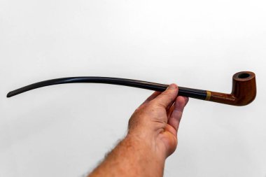 Seçici odak ve pürüzsüz arka planda konforlu bir boru.