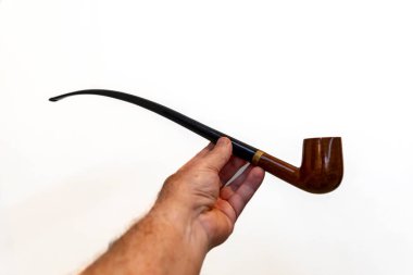 Seçici odak ve pürüzsüz arka planda konforlu bir boru.