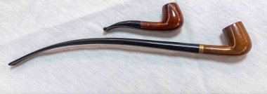 Seçici odak ve pürüzsüz arka planda konforlu bir boru.