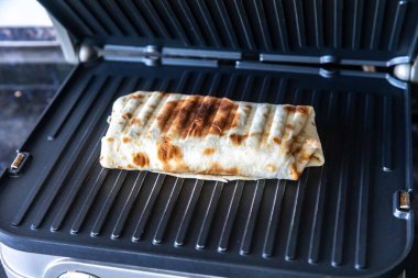 Nefis bir shawarma dürümünün yakın çekimi.