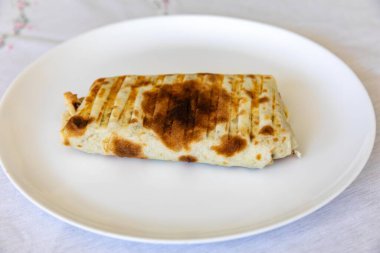 Nefis bir shawarma dürümünün yakın çekimi.