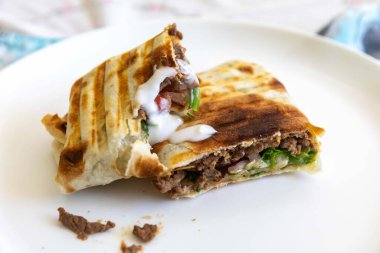 Nefis bir shawarma dürümünün yakın çekimi.