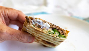 Nefis bir shawarma dürümünün yakın çekimi.