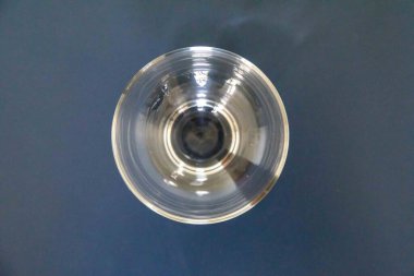 Koyu Yüzeydeki Zarif Cam Kase