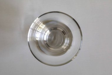 Koyu Yüzeydeki Zarif Cam Kase