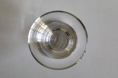 Koyu Yüzeydeki Zarif Cam Kase