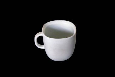 Mavi bir yüzey üzerinde beyaz seramik fincan ve çay tabağı.