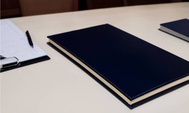 Temiz ve minimalist masadaki İş Aksesuarlarıyla Ofis Toplantısı
