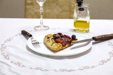 Sosisli ve zeytinli lezzetli pizza dilimi. Geleneksel Brezilya Calabresa pizzası 