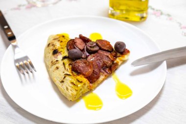 Sosisli ve zeytinli lezzetli pizza dilimi. Geleneksel Brezilya Calabresa pizzası 