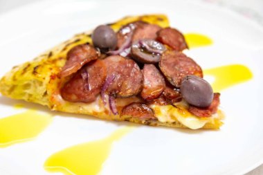 Sosisli ve zeytinli lezzetli pizza dilimi. Geleneksel Brezilya Calabresa pizzası 