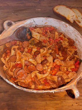 Dobradinha olarak bilinen geleneksel kırsal Brezilya yemekleri. Köy ortamında işkembe, beyaz fasulye ve klasik baharatlarla hazırlandı.