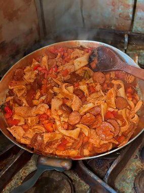 Dobradinha olarak bilinen geleneksel kırsal Brezilya yemekleri. Köy ortamında işkembe, beyaz fasulye ve klasik baharatlarla hazırlandı.